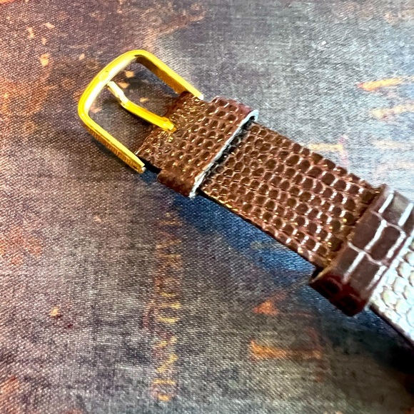 Vintage Timex Watch Gold Tone Leather Strap | Classic 90s Style Needs Battery - Picture 2 of 5